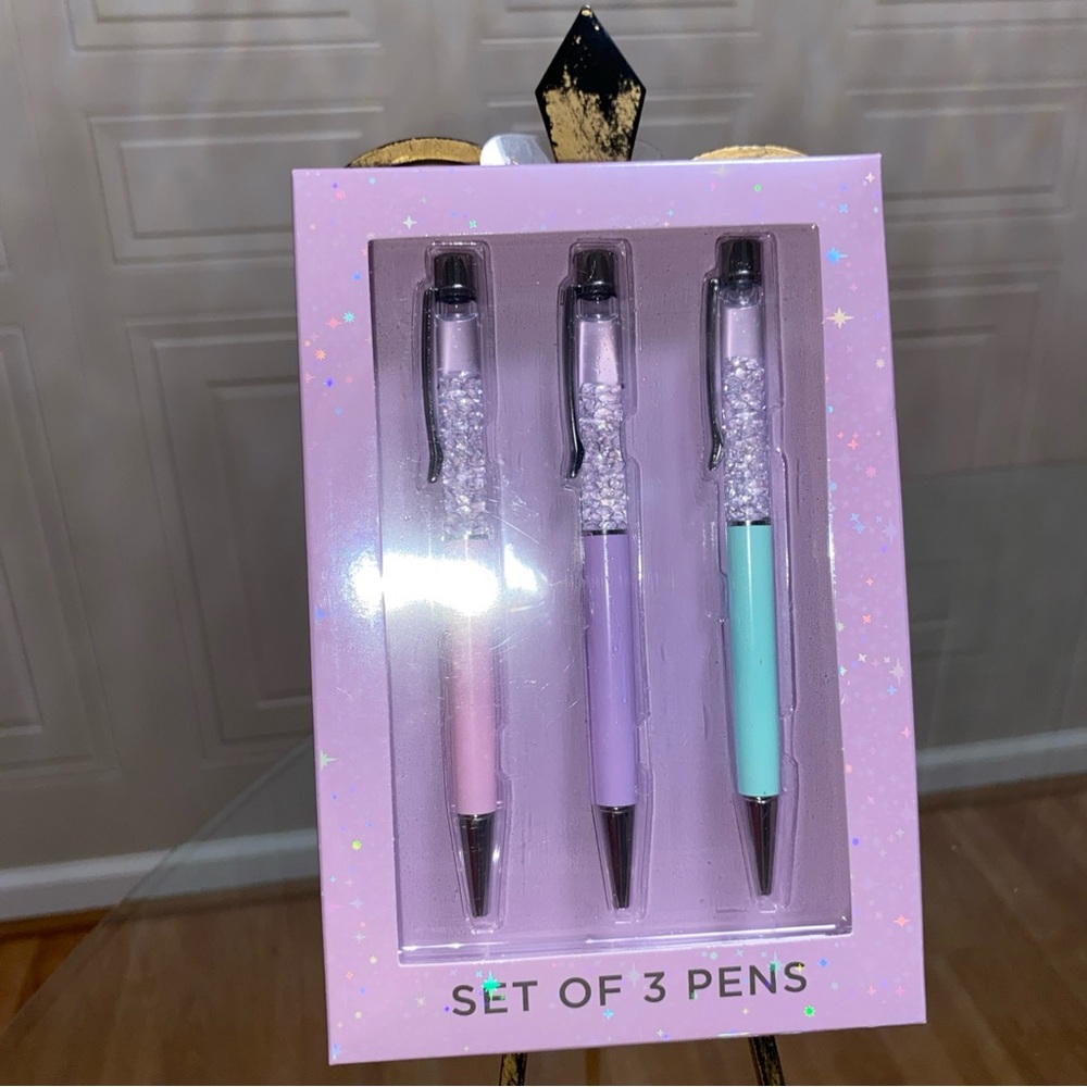 - Brand Set Of Ball Point Pens .